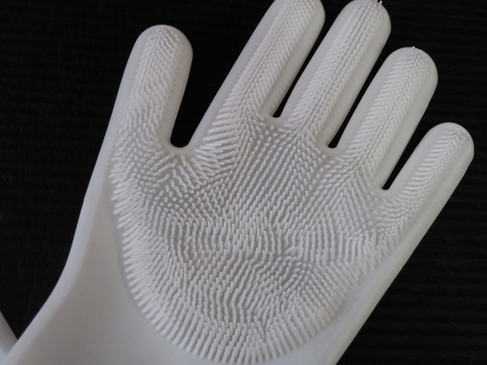 指の部分には短めのブラシ、そして手のひら全体には長めのブラシがビッシリ