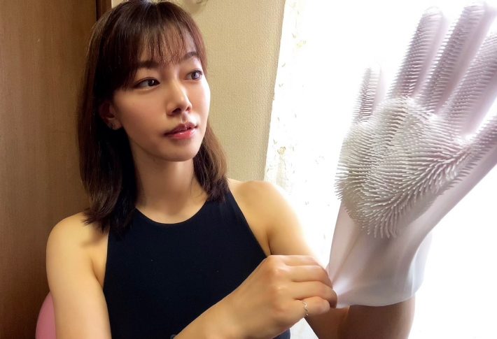 シリコンブラシ手袋を両手に装着！