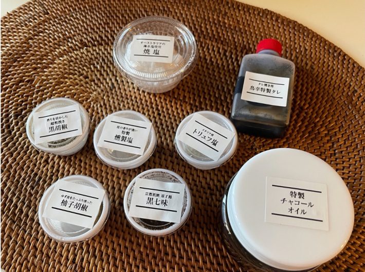 部位に合わせた薬味5種と、味付け調味料3種つき。