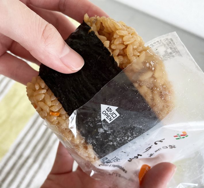「直巻おむすび　鶏五目炊き込み御飯」をパッケージから取り出します