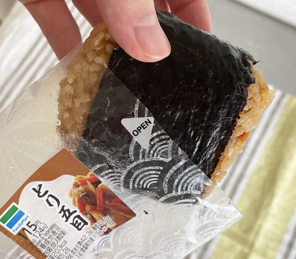 「直巻 とり五目」をパッケージから取り出します