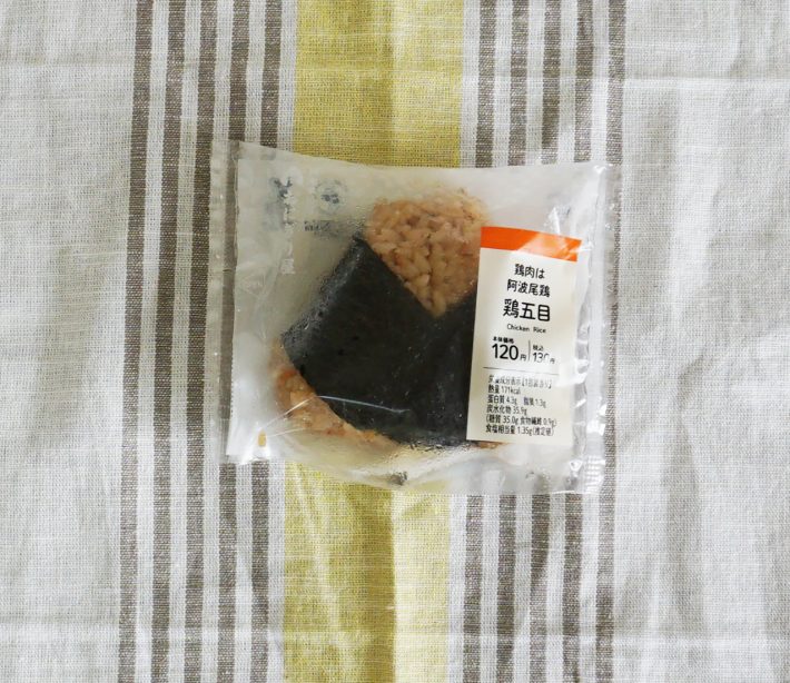 ローソン「鶏肉は阿波尾鶏　鶏五目おにぎり」（税込130円）