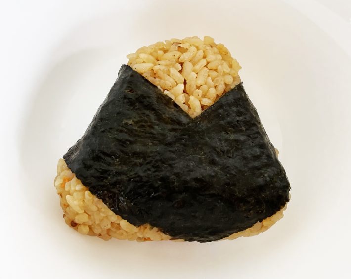 Vネックみたいでかわいい「鶏肉は阿波尾鶏　鶏五目おにぎり」