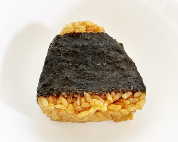 出汁の色がもっとも濃い「直巻きおにぎり だし香る鶏五目」