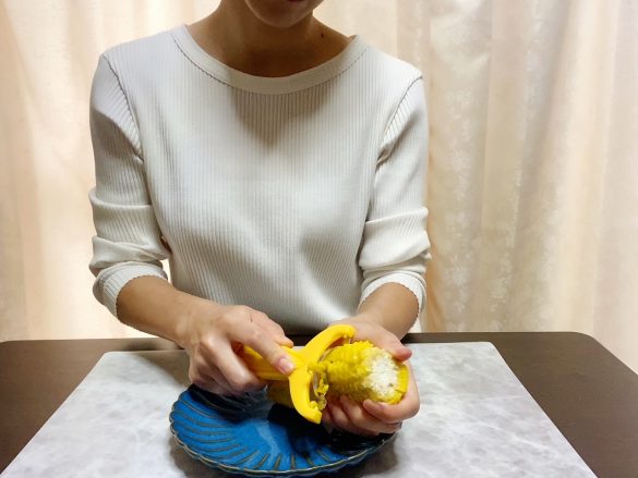 刃を根元に引っかけて下に引く2