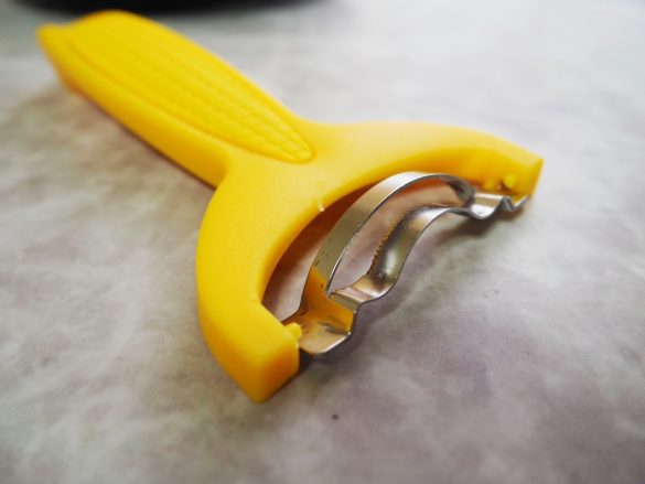 とうもろこしのカーブに合わせた半円形の刃が特徴。