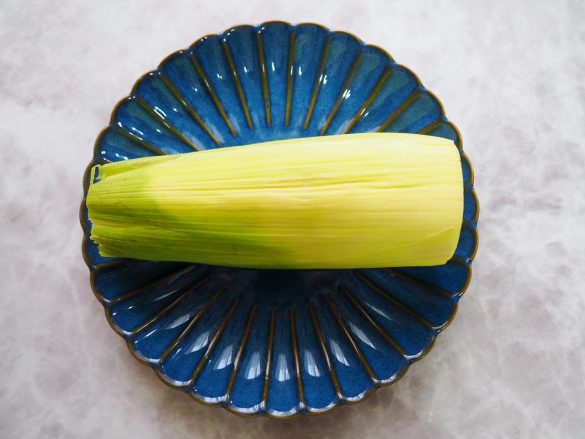 皮がついたまま電子レンジで5分加熱。