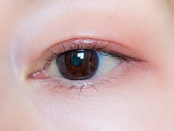 アイラインとマスカラを塗りアイメイクの完成!