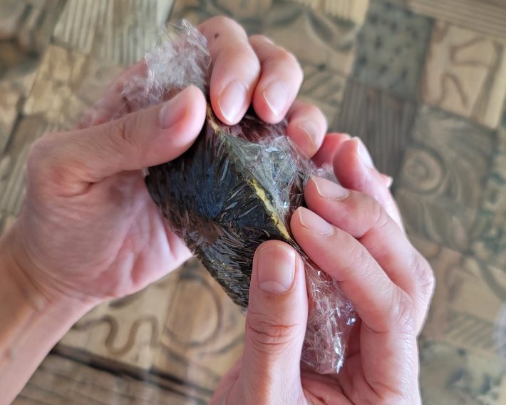 クラッチバッグのようなイメージで口を閉じて、全体を整えよう