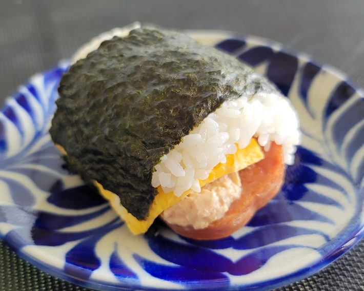 ややふんわりにぎったSPAMむすび