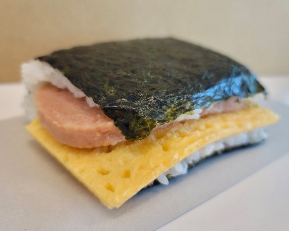 おむすびと言いながら、実際はむすんでいない形状