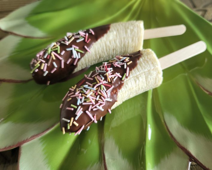 我が子が大喜びする「チョコバナナ」。スーパーのバナナコーナーにキットで売られていることがあるので、チェックしてみてください