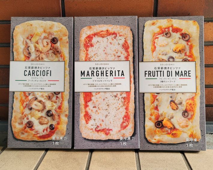 左から、カルチョーフィ（アーティチョークとツナ）499円、マルゲリータ（トマト＆モッツァレラ）399円、フルッティ・ディ・マーレ（3種のシーフード）499円