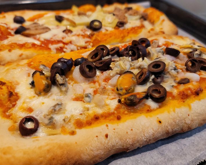 焼き上がった新商品2枚。カルチョーフィ（奥）とフルッティ・ディ・マーレ（手前）