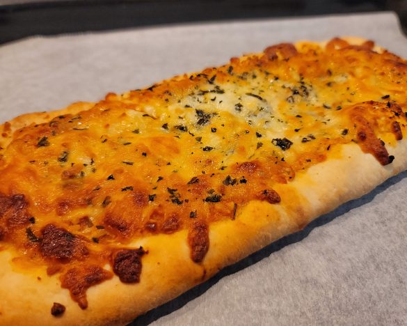 焼き上がったマルゲリータ。あれ？見た目にはあの王道感はない。