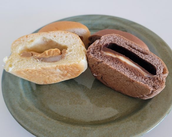 左:チロルチョコパン(きなこもち) 138円/右:チロルチョコパン(ミルクチョコ) 130円