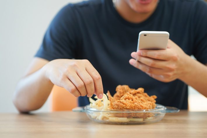 男性　スマホ　ファミレス