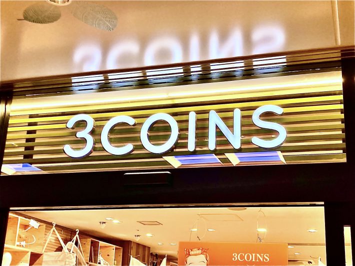 3COINS　看板