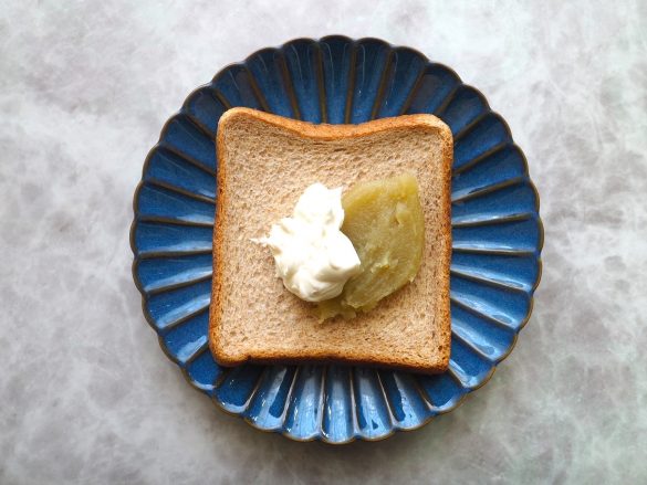 トーストした食パンに「シャインマスカットあん」とマスカルポーネチーズをトッピング