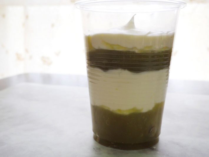 マスカルポーネチーズを交互に器に流し入れただけ