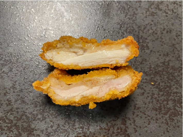 (上:揚げたて(肉の表面しっとり) 下:ファミマ購入)