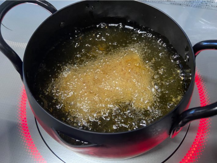 ファミチキが完全に浸かる量の揚げ油を使う