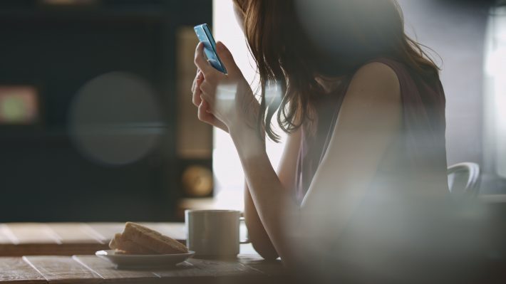 女性でも男性でも不倫する人はする