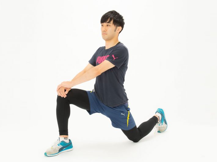 ②前足の膝を曲げ、後ろ脚は伸ばし膝を床につけます。