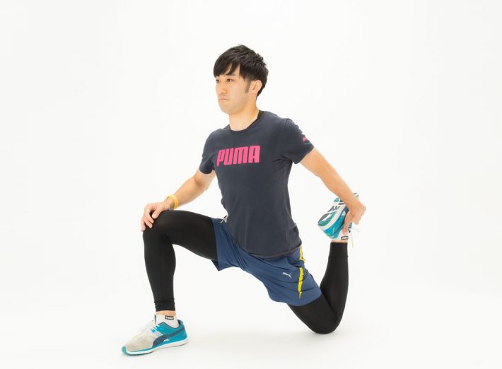 ③後ろ脚の膝を曲げます。可能な方は曲げた脚の先を手で持って、さらに膝を曲げましょう。