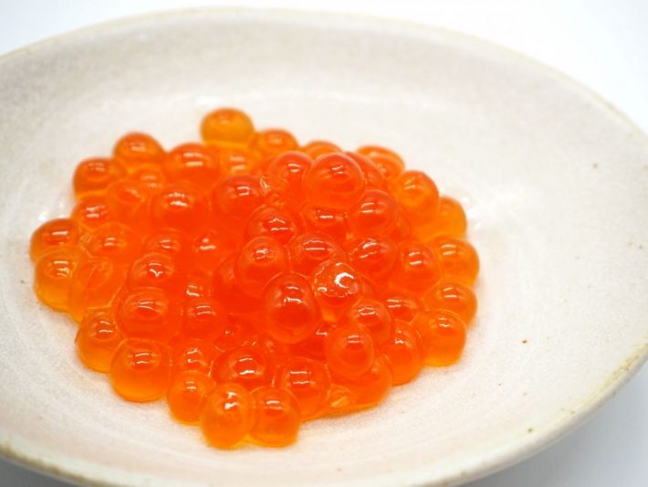 イクラはサケかマスの卵に分かれます
