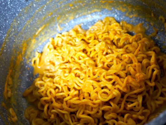 麺が柔らかくほぐれるまで煮込みます。