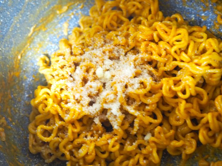 汁気が少なくなってきたら粉チーズを絡ませます。