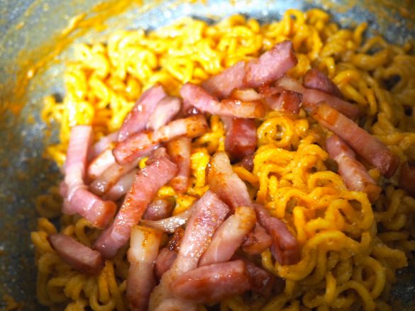 炒めたベーコンを加えます