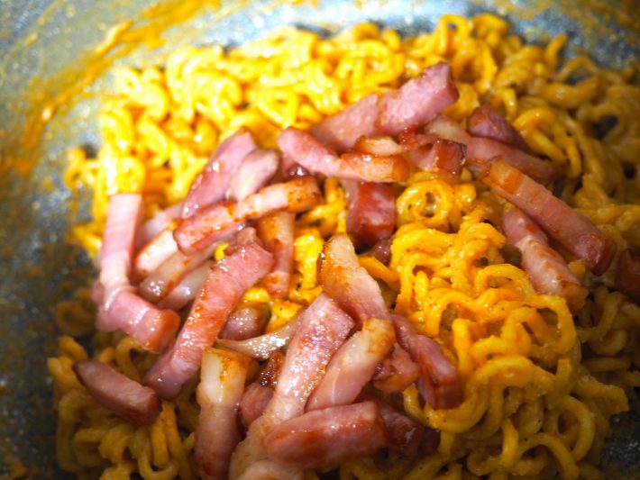 炒めたベーコンを加えます