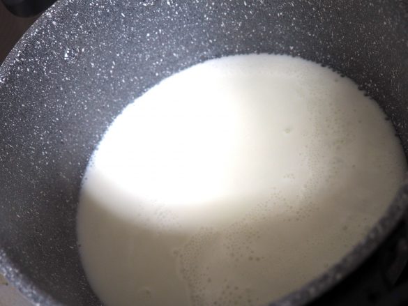 牛乳を沸騰させます。