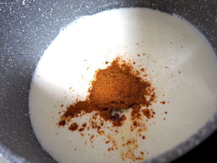 粉末スープを入れてよく混ぜます。