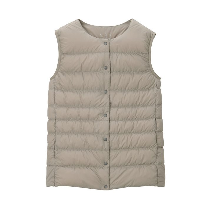 無印良品「軽量ポケッタブルダウンベスト」（税込2990円）