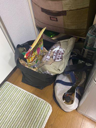×床に食品を直置き2