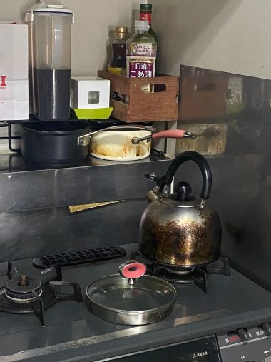 ×コゲついて汚れたヤカン