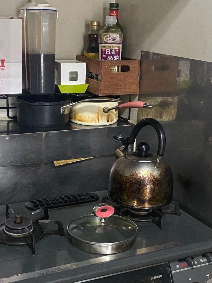 ×コゲついて汚れたヤカン