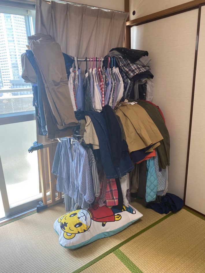 ×半分閉じたカーテン