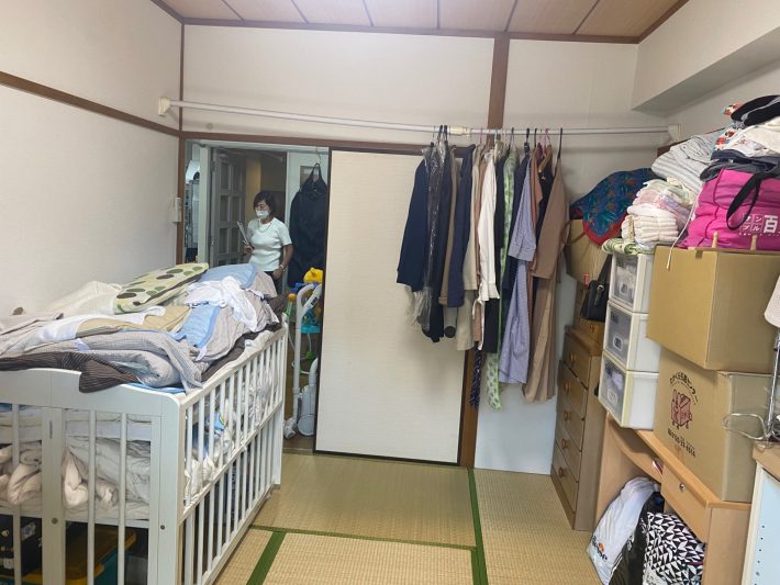 ×東の方向にものが山積み