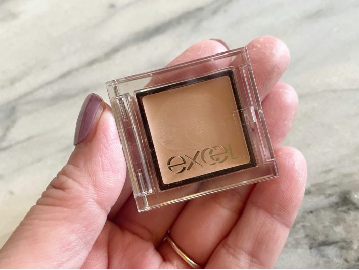 アイシャドウベースで“くすみ”を感じない目もとに