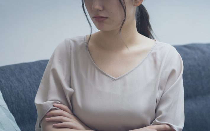 困った顔の女性