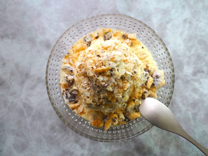 スプーンですくって食べます