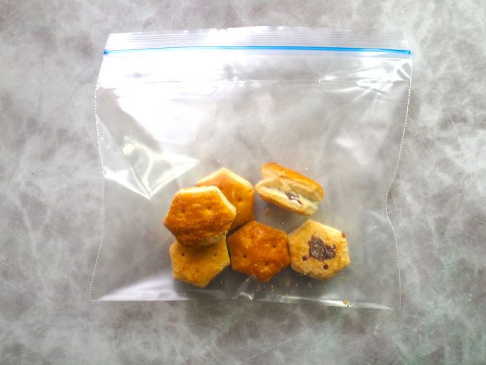 パイの実」をジッパー付きビニール袋に入れて、手で潰していきましょ