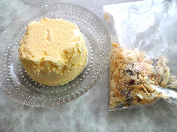 スーパーカップにパイの実をふりかけます