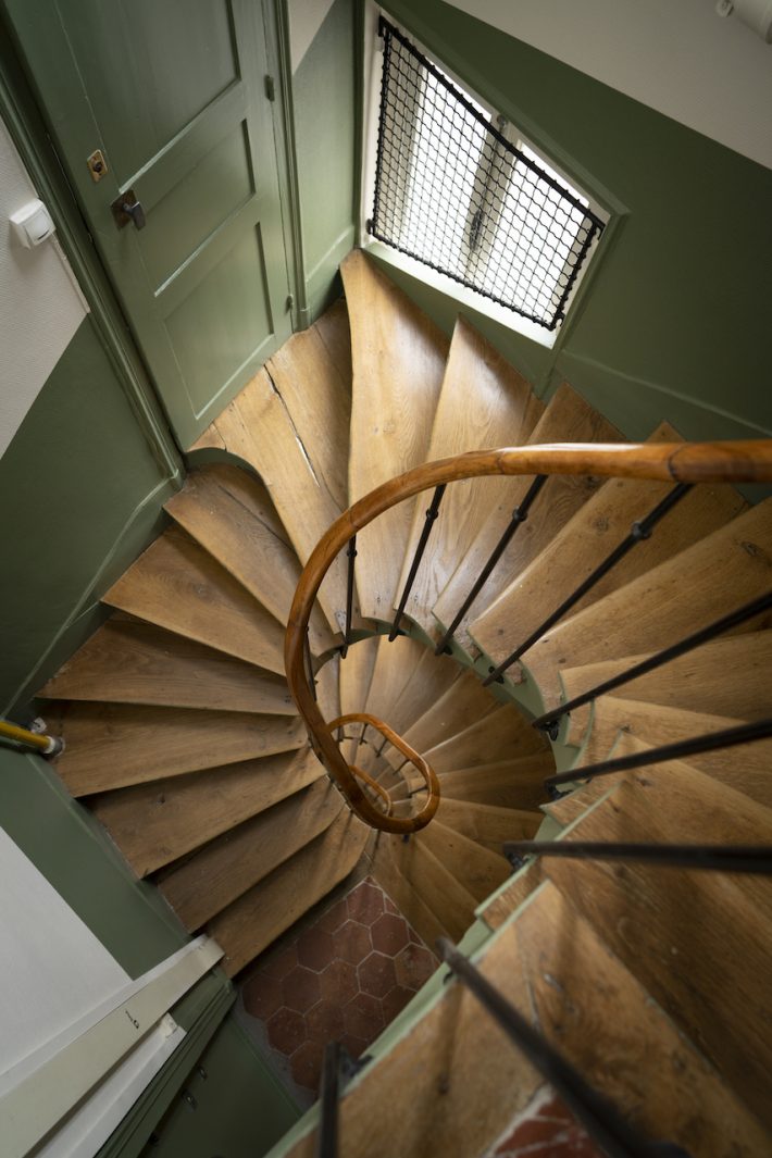 エレベーターはないので、部屋までは螺旋階段で最上階まで上る。