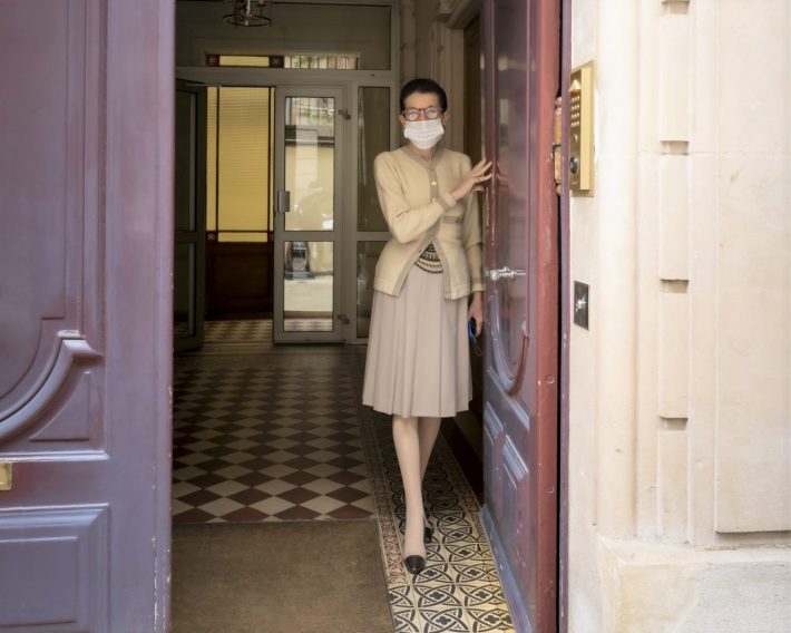 屋根裏部屋で暮らす69歳パリマダム