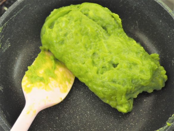 ずんだ餅みたいな鮮やかなグリーンになって戸惑う。